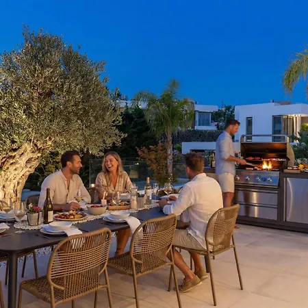Vila Vacation Marbella I Hanami, Private Infinity Edge-pool, Gym, Movie Theater, Night-security, Alarm System, Close To Golfs And Beaches