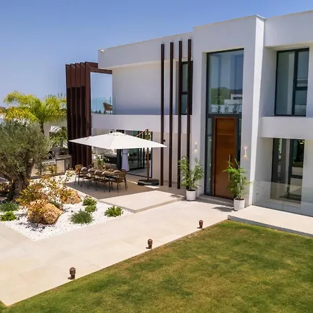 Vila Vacation Marbella I Hanami, Private Infinity Edge-pool, Gym, Movie Theater, Night-security, Alarm System, Close To Golfs And Beaches Estepona