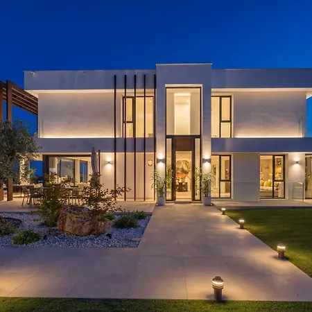 Vila Vacation Marbella I Hanami, Private Infinity Edge-pool, Gym, Movie Theater, Night-security, Alarm System, Close To Golfs And Beaches